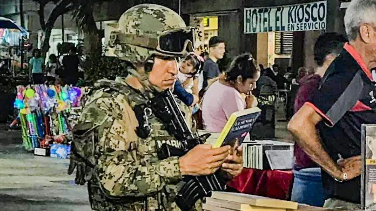 Acapulco soldado leyendo